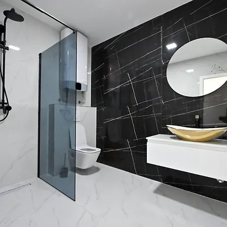 House With Heated Pool, Jacuzzi Prolozac 1 *
