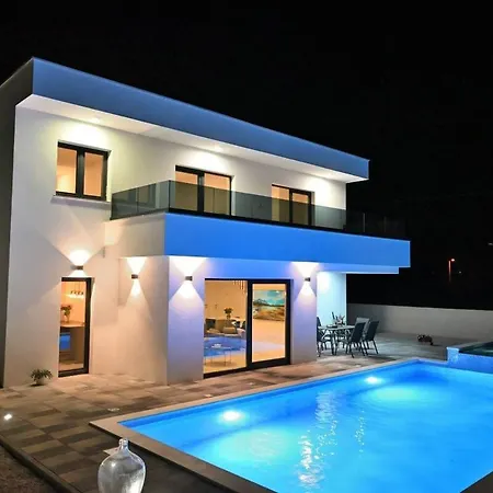 House With Heated Pool, Jacuzzi Prolozac 1 *