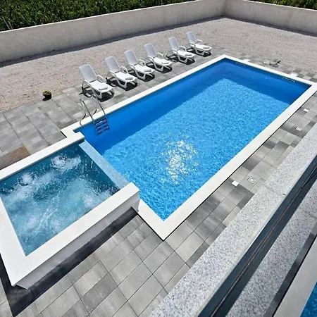House With Heated Pool, Jacuzzi Prolozac 1 Holiday home