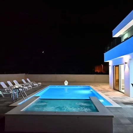 Holiday home House With Heated Pool, Jacuzzi Prolozac 1 *