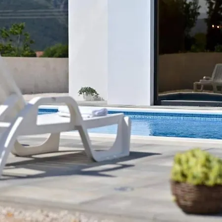 House With Heated Pool, Jacuzzi Prolozac 1 Holiday home Donji Prolozac