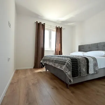 House With Heated Pool, Jacuzzi Prolozac 1 Holiday home