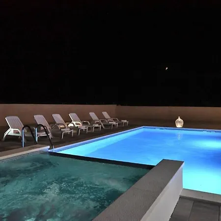 House With Heated Pool, Jacuzzi Prolozac 1 *