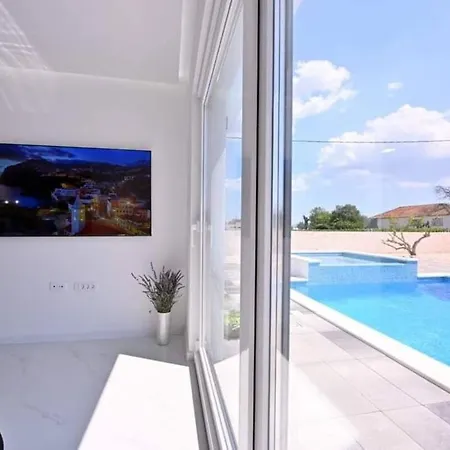 House With Heated Pool, Jacuzzi Prolozac 1 Holiday home *