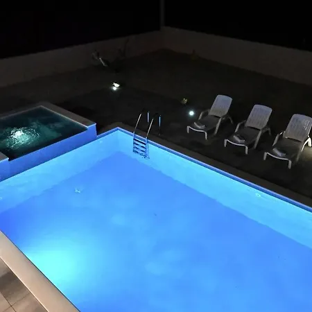 House With Heated Pool, Jacuzzi Prolozac 1 *
