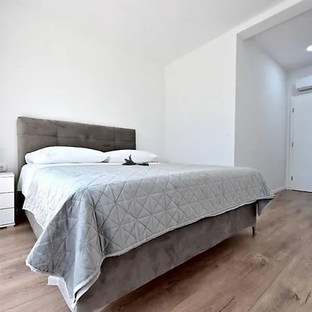 Holiday home House With Heated Pool, Jacuzzi Prolozac 1 Donji Prolozac