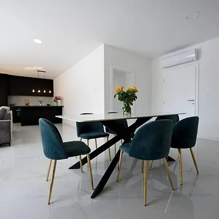 House With Heated Pool, Jacuzzi Prolozac 1 Holiday home *